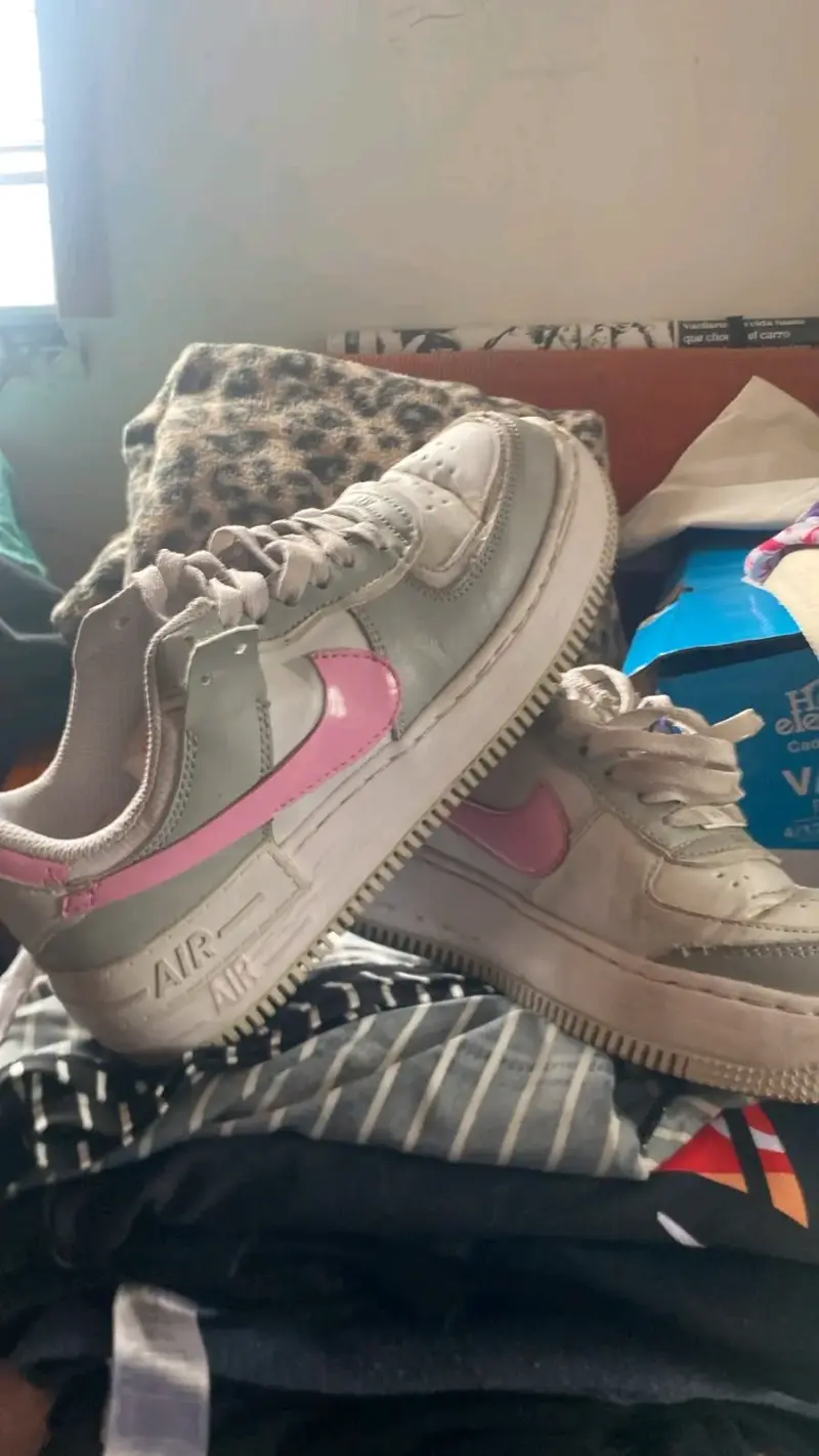 Zapatillas deportivas blancas con detalles rosados