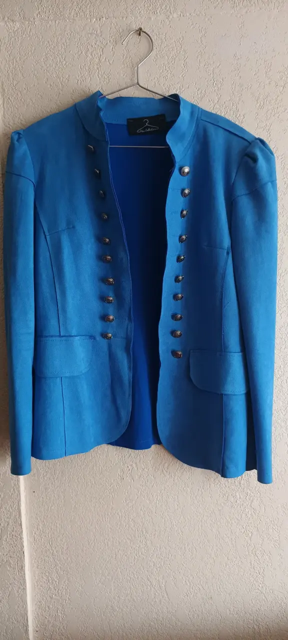 Chaqueta azul con botones decorativos