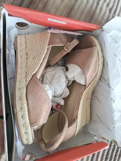 Sandalias de cuña color beige con etiqueta - miniatura 2