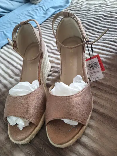 Sandalias de cuña color beige con etiqueta - miniatura 3