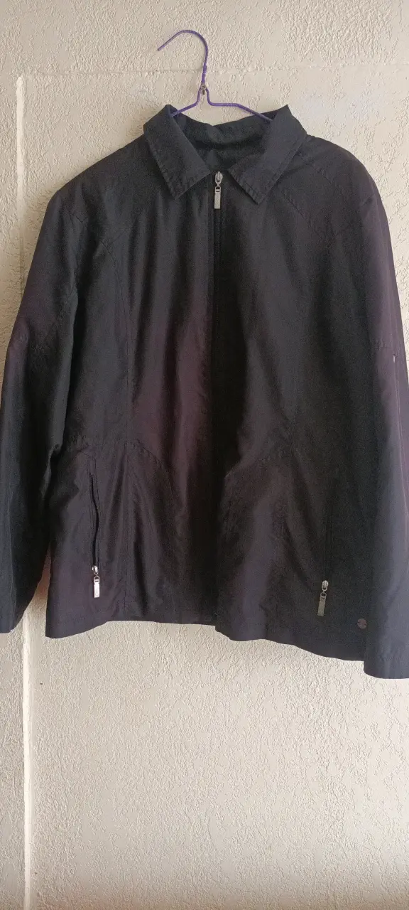 Chaqueta negra con cierre - 1