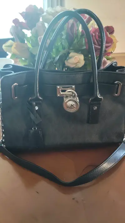 Bolso de cuero negro con metálicos - miniatura 2