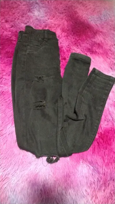 Jeans negros rasgados para mujer, muy poco uso - miniatura 1