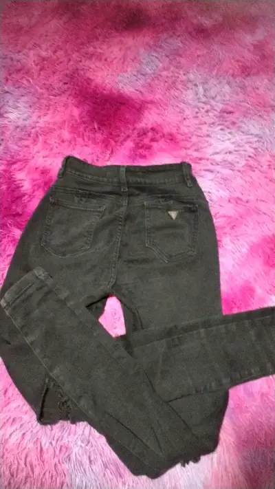 Jeans negros rasgados para mujer, muy poco uso - miniatura 2