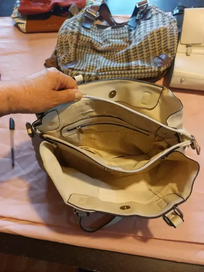 Bolso beige grande de mujer con múltiples compartimentos - miniatura 1