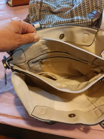 Bolso beige grande de mujer con múltiples compartimentos - miniatura 2