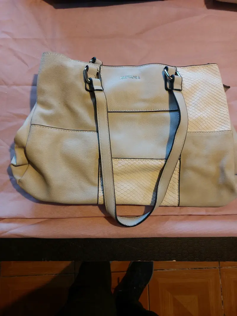 Bolso beige grande de mujer con múltiples compartimentos - 3