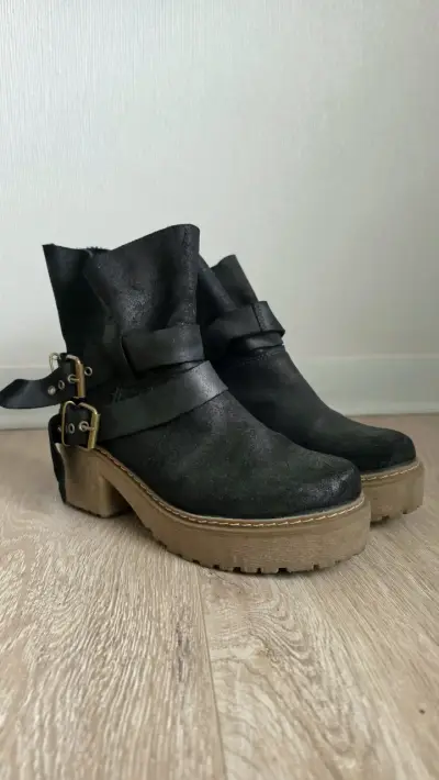 Botines negros de cuero con hebillas - miniatura 1
