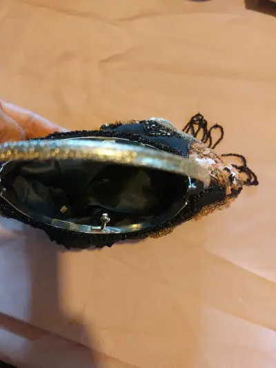 Bolso de mano con lentejuelas y flores bordadas - miniatura 1