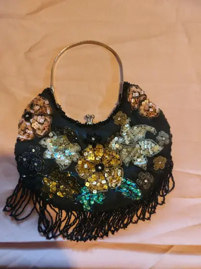 Bolso de mano con lentejuelas y flores bordadas - miniatura 2