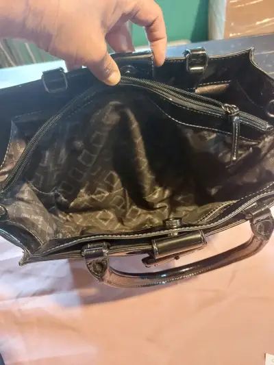 Bolso de mano negro elegante con hebilla - miniatura 3