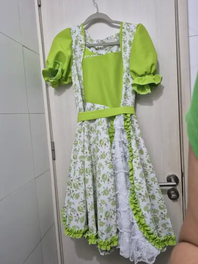 Vestido típico verde con encaje floral más falso - miniatura 1