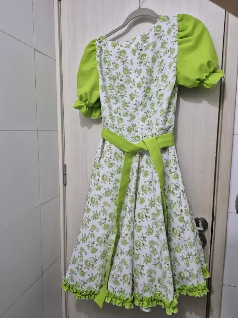 Vestido típico verde con encaje floral más falso - 2