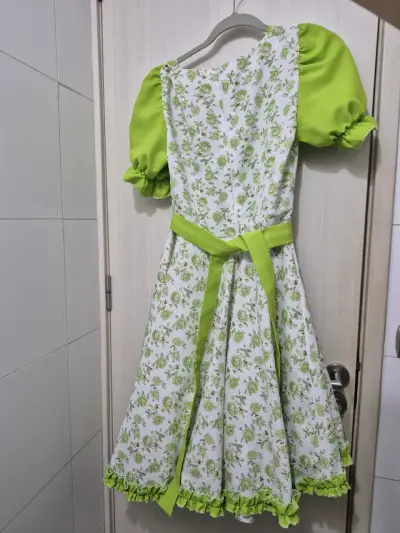 Vestido típico verde con encaje floral más falso - miniatura 2