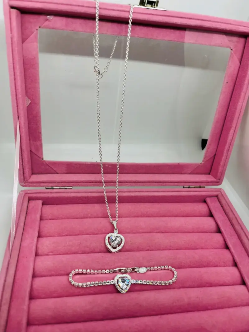 Conjunto de collar y pulsera con dijes de corazón