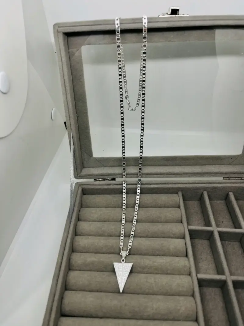 Collar de plata con colgante triangular de la cato
