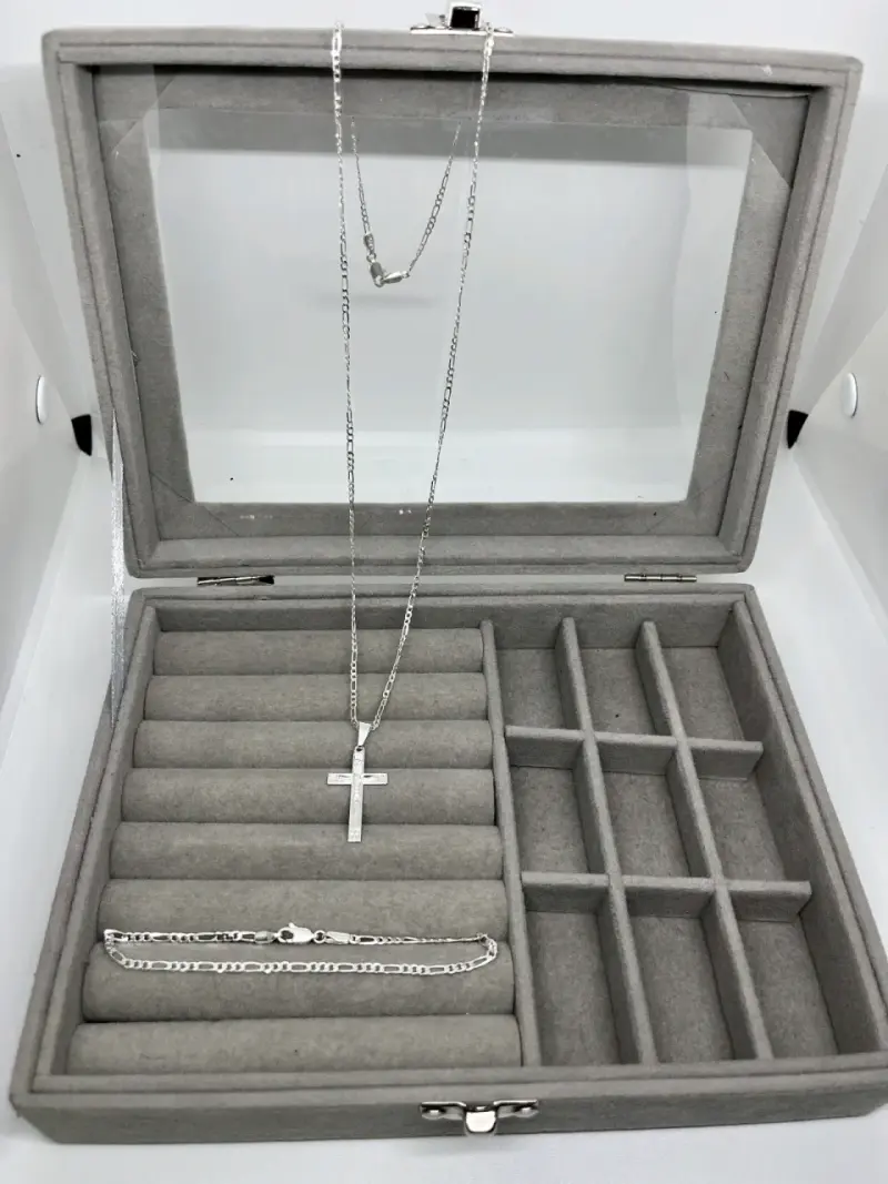 Set de joyería de plata con cruz y pulsera
