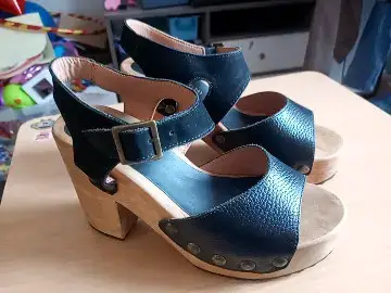 Sandalias de cuero negro con tacón de madera - miniatura 1