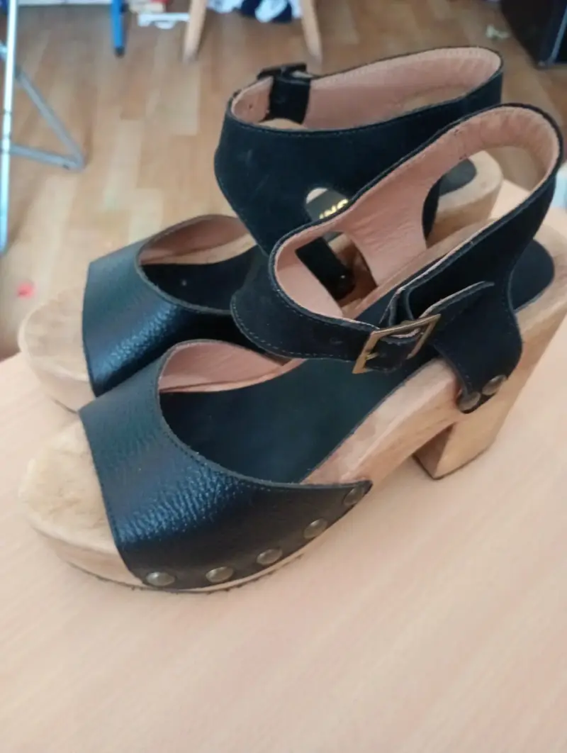 Sandalias de cuero negro con tacón de madera - 2