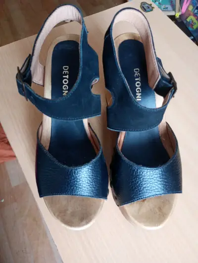 Sandalias de cuero negro con tacón de madera - miniatura 3