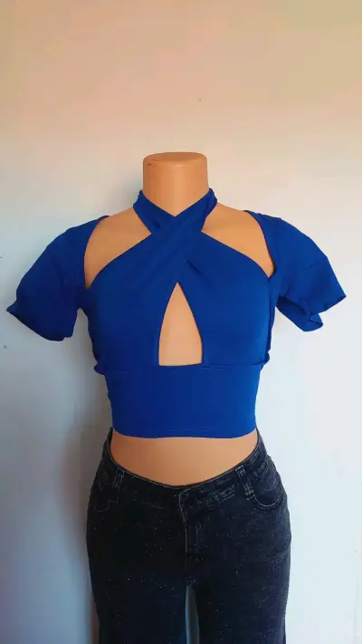 Top corto cruzado para mujer en varios colores - miniatura 1