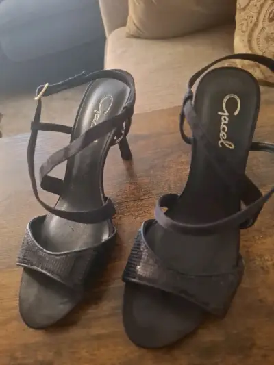Zapatos de tacón alto con detalles dorados Beneduce - miniatura 5