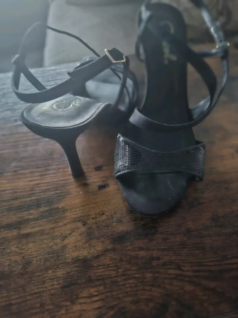 Zapatos de tacón alto con detalles dorados Beneduce - 6