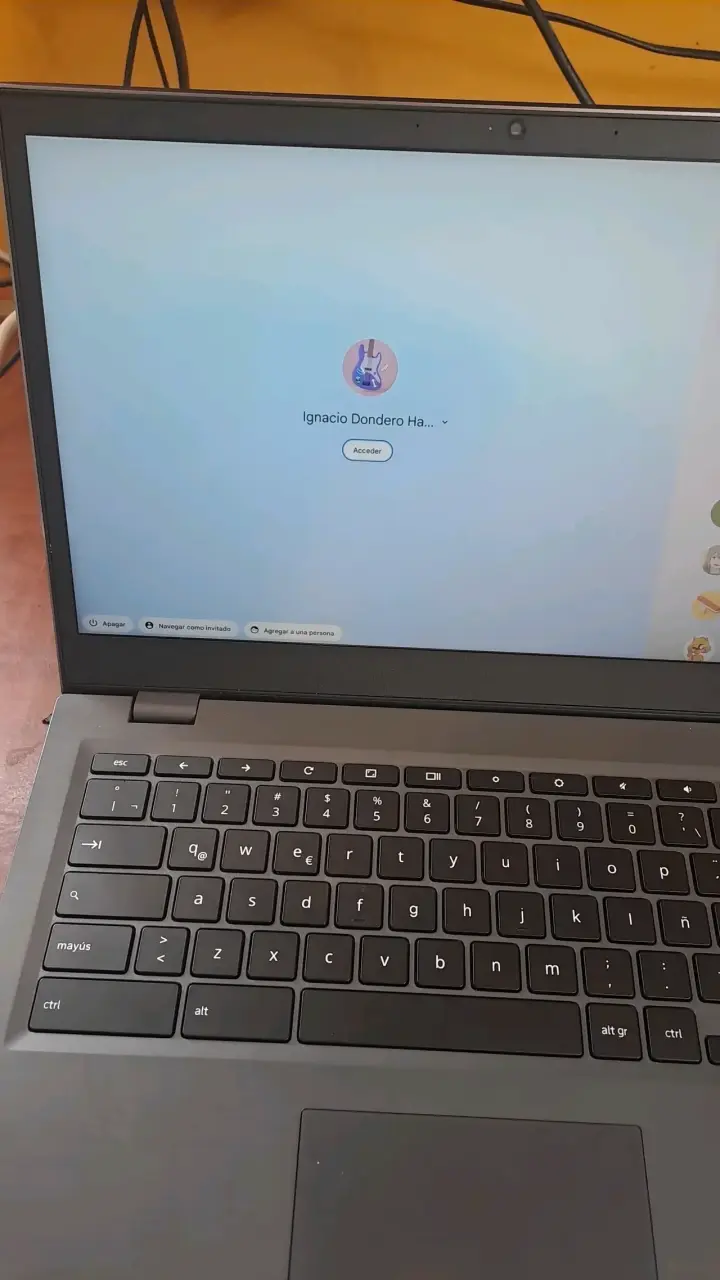 Laptop Lenovo Chromebook gris en buen estado - 2
