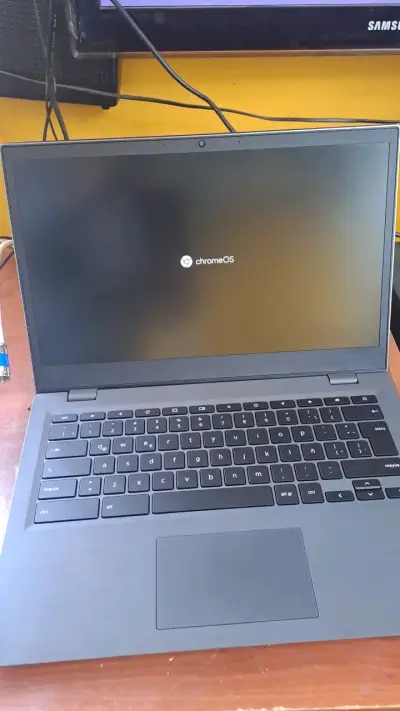 Laptop Lenovo Chromebook gris en buen estado - miniatura 3
