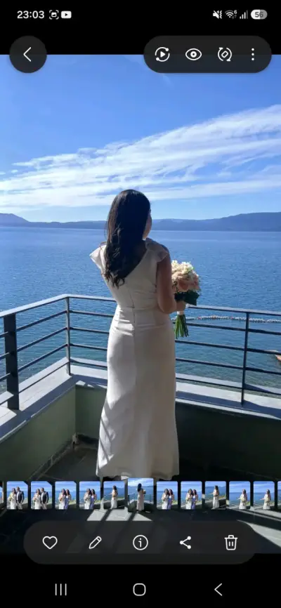 Vestido de novia blanco con detalles brillantes - miniatura 3