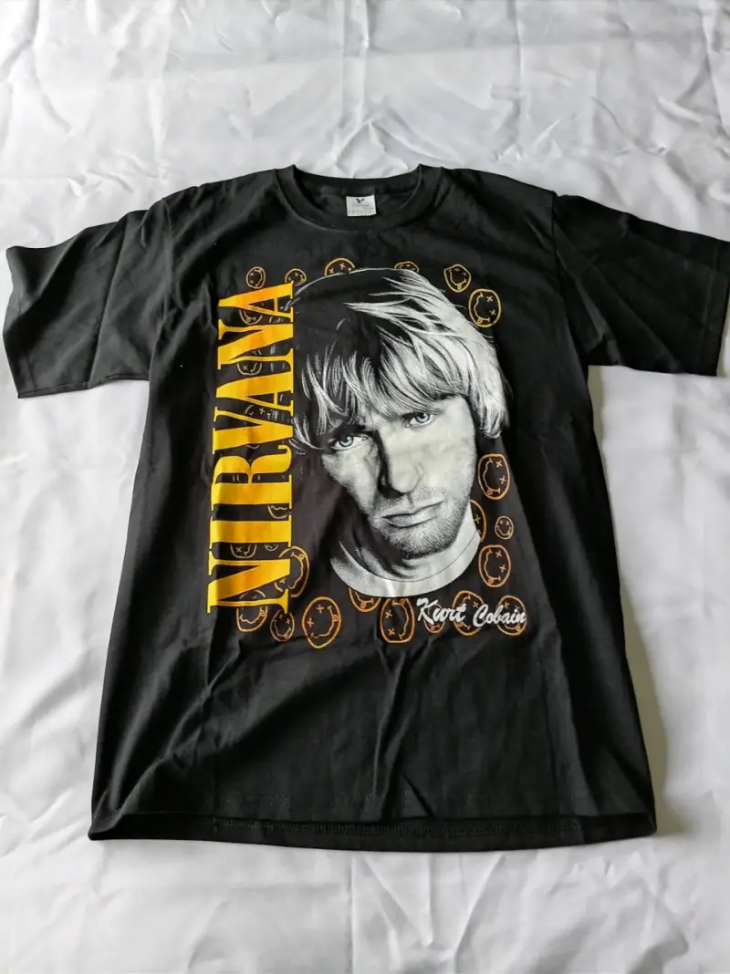 Polera negra Nirvana con diseño de Kurt Cobain
