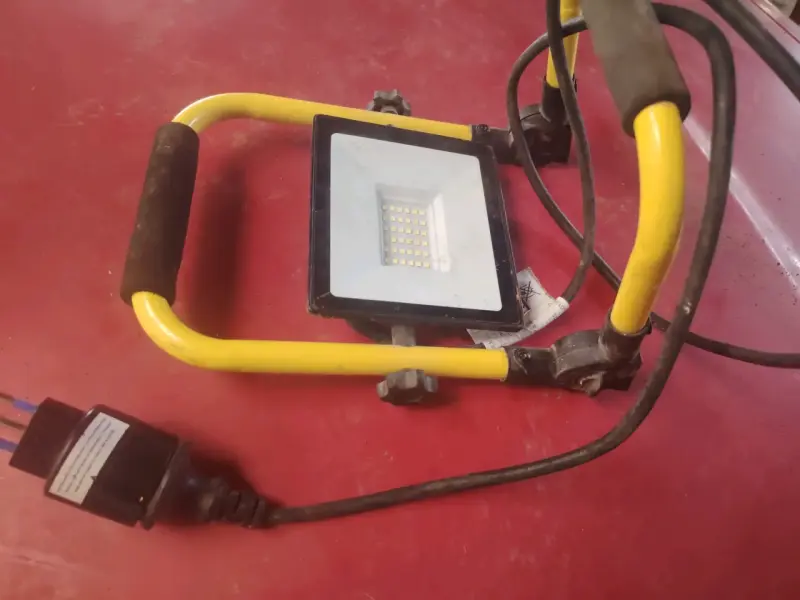 Reflector LED portátil con soporte amarillo - 1