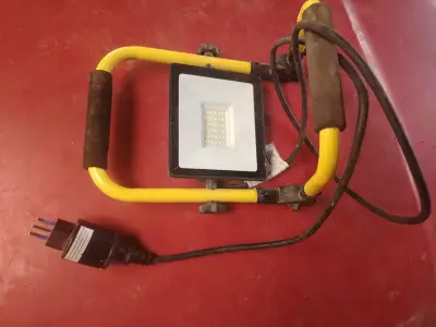 Reflector LED portátil con soporte amarillo - miniatura 2