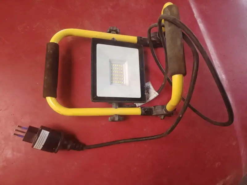 Reflector LED portátil con soporte amarillo - 3