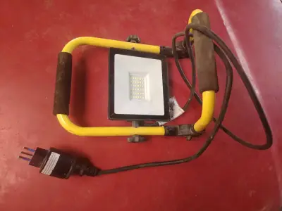 Reflector LED portátil con soporte amarillo - miniatura 4
