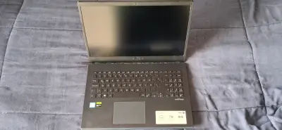 Laptop ASUS con pantalla de 15 pulgadas - miniatura 1