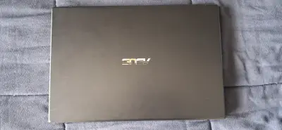 Laptop ASUS con pantalla de 15 pulgadas - miniatura 2