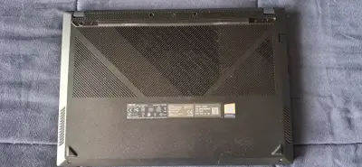 Laptop ASUS con pantalla de 15 pulgadas - miniatura 3