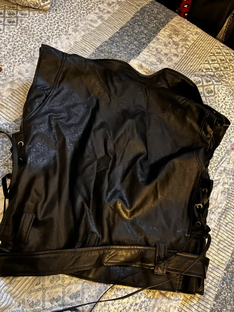 Chaleco de cuero negro con cinturón - 6