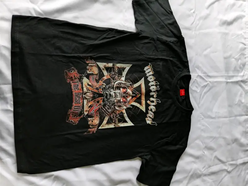 Polera negra de Motörhead con diseño gráfico