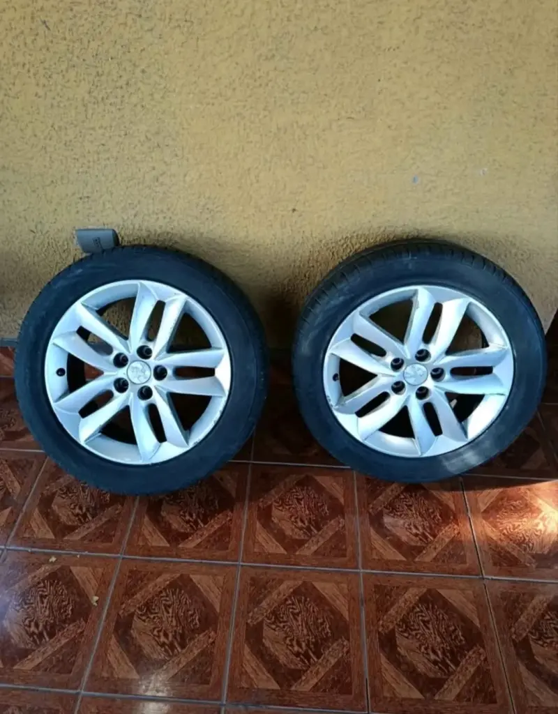 Llantas de aleación con neumáticos usados - 1