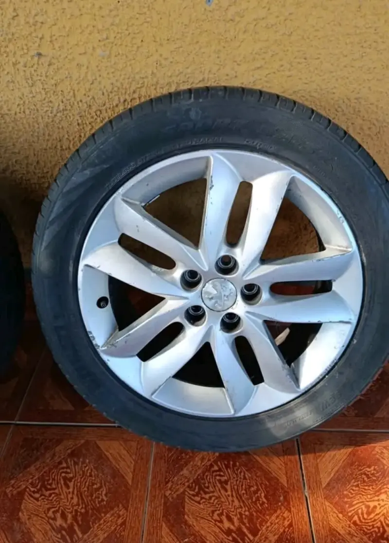 Llantas de aleación con neumáticos usados - 2
