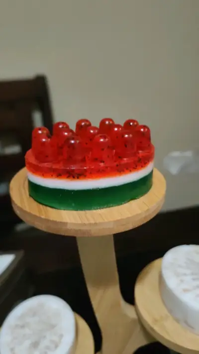 Jabón artesanal con diseño decorativo - miniatura 1