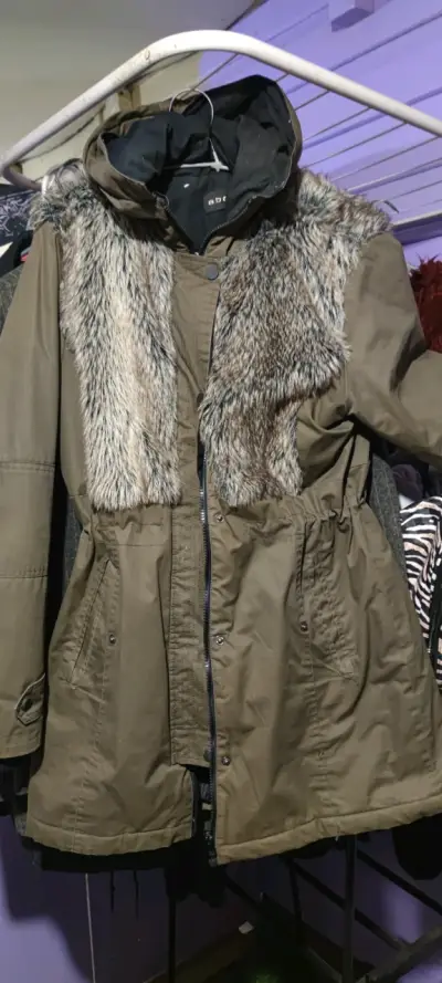 Parka verde oliva con capucha - miniatura 2