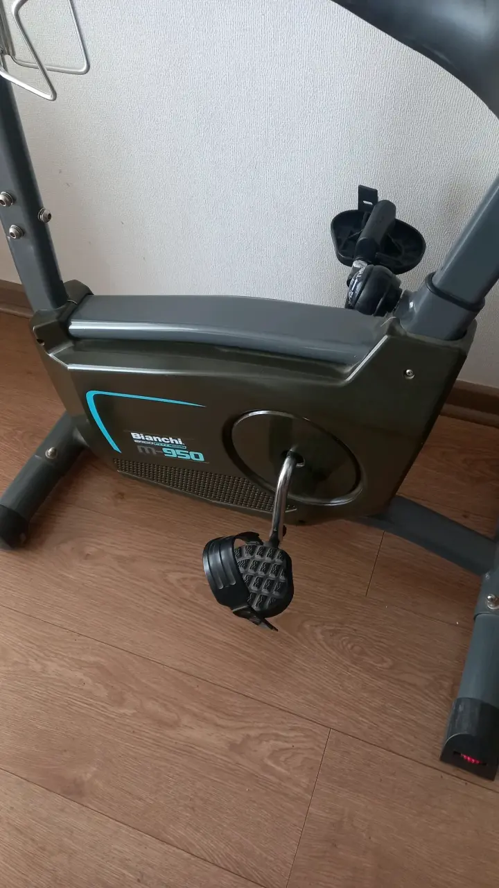 Bicicleta estática Bianchi con monitor digital - 3