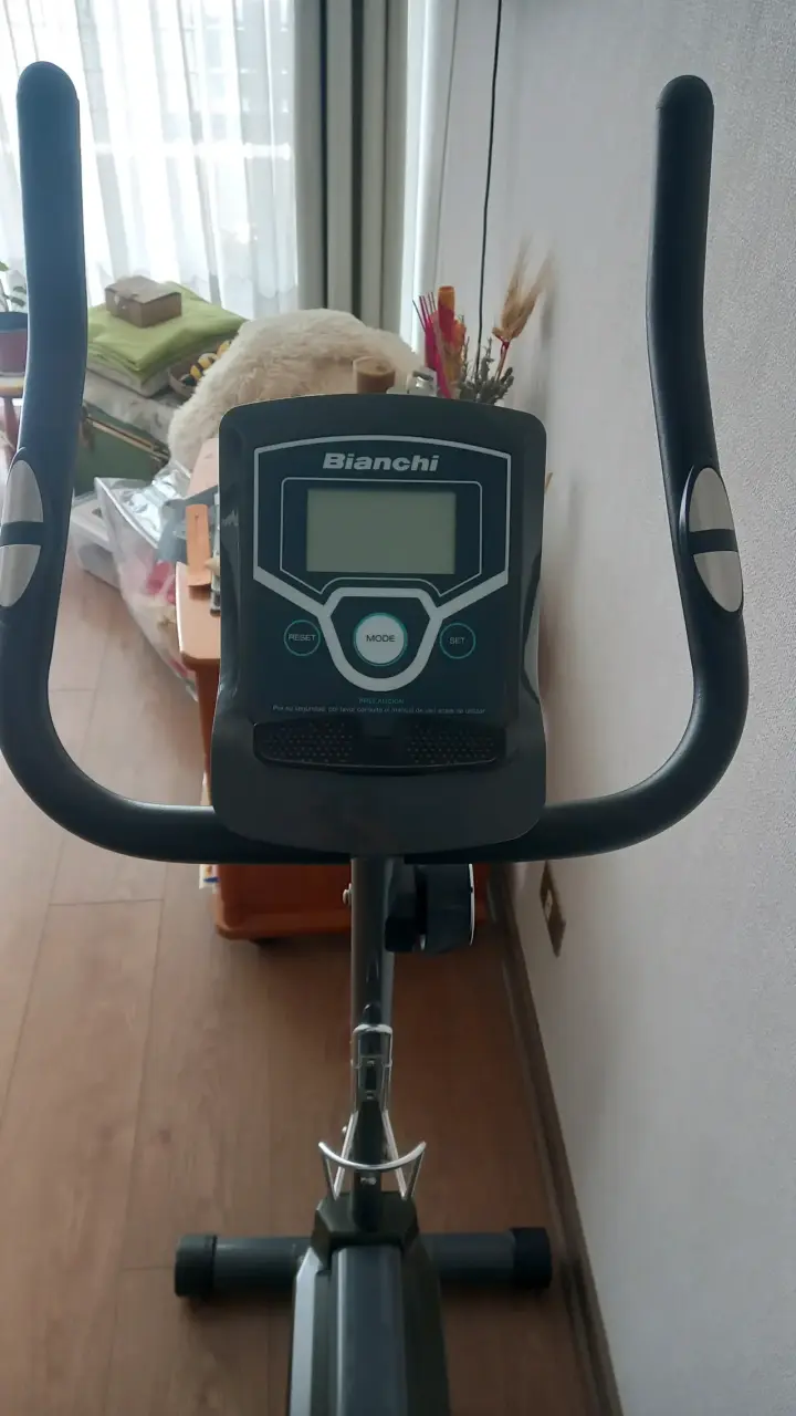Bicicleta estática Bianchi con monitor digital - 5