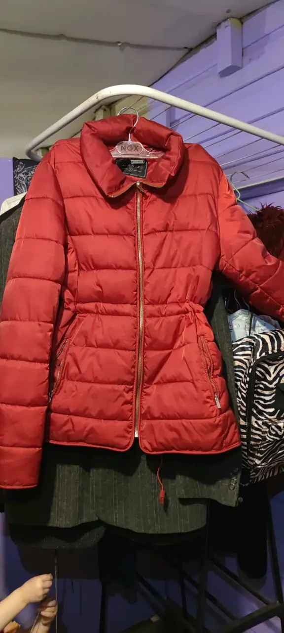 Chaqueta acolchada roja para mujer - 2