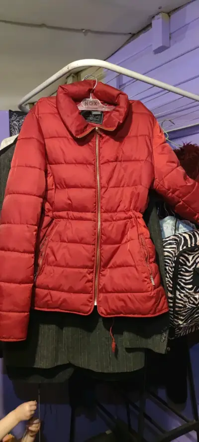 Chaqueta acolchada roja para mujer - miniatura 2