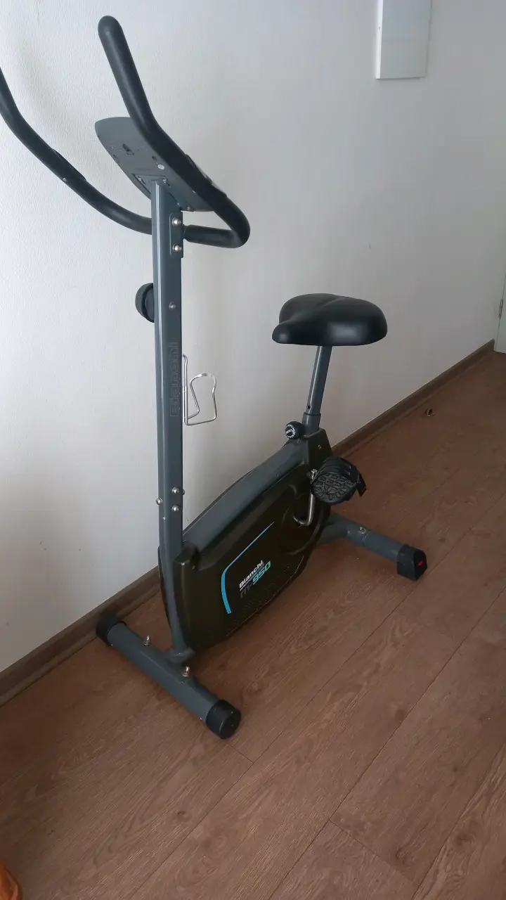 Bicicleta estática Bianchi con monitor digital - 11