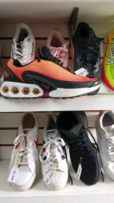 Zapatillas deportivas Nike naranjas y negras - miniatura 1